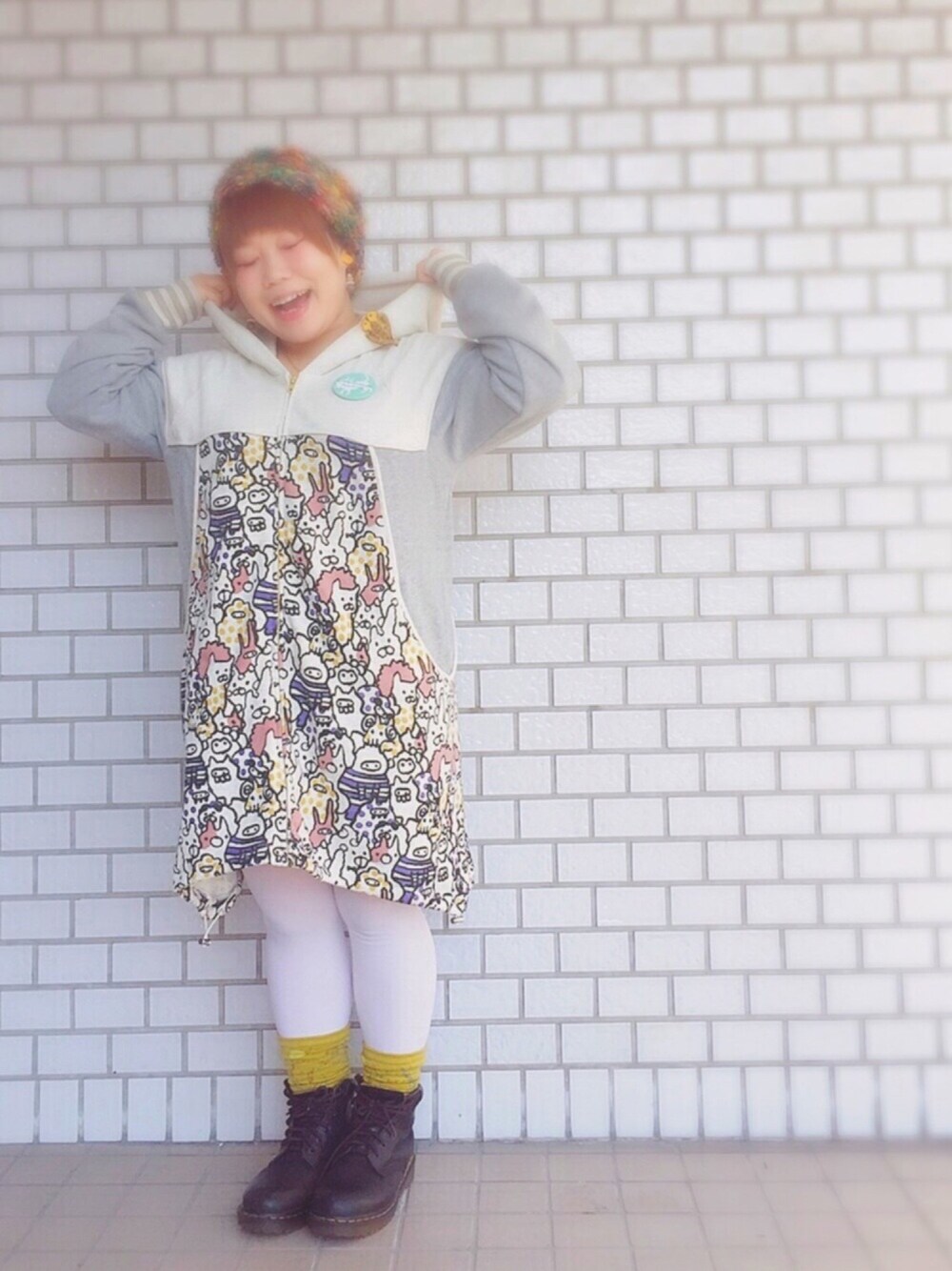 ホワイト系のパーカー、その他のパーカー、ベージュ系のパーカーを着用したレディースの冬コーディネートの1枚目の写真