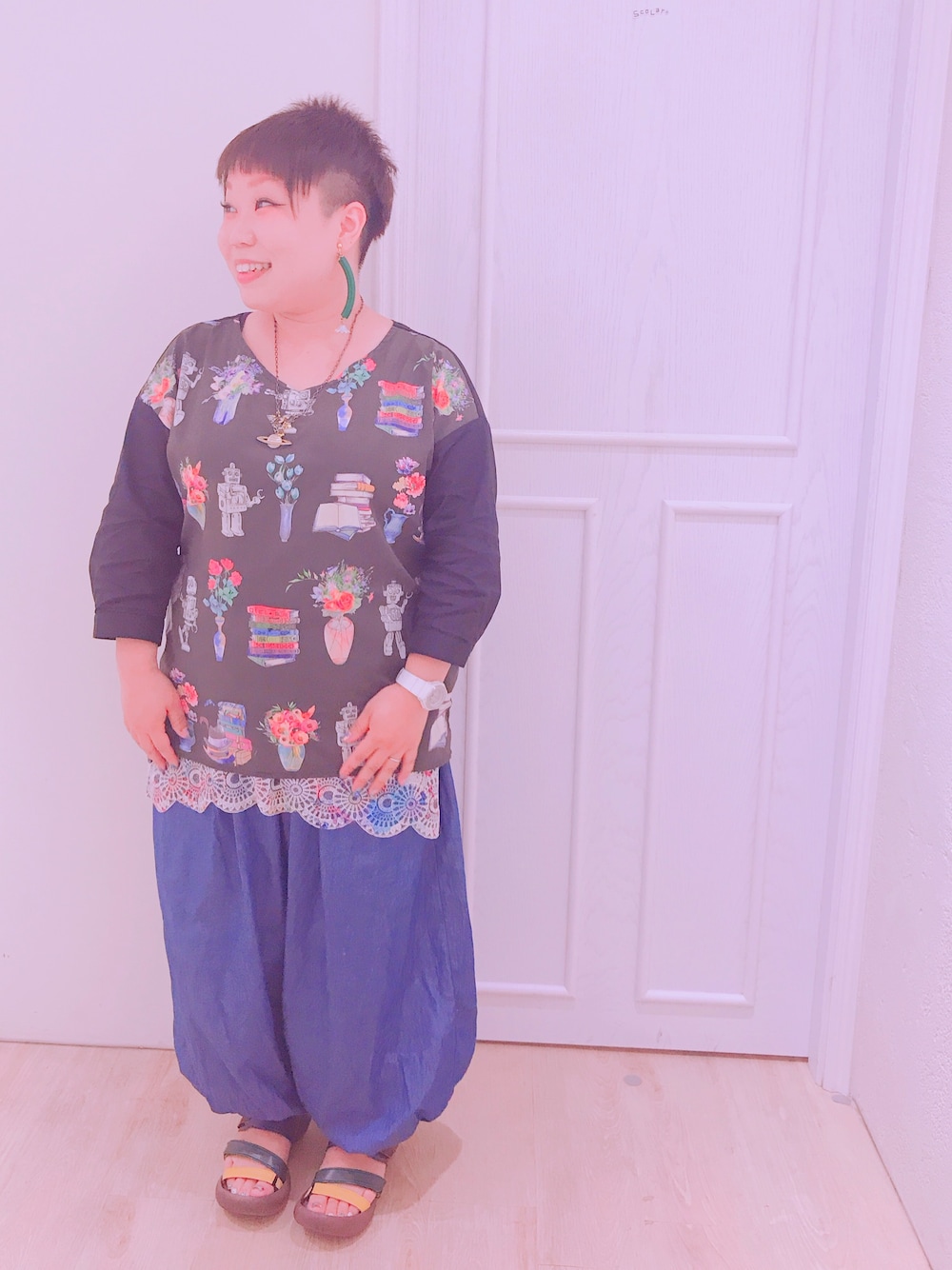 ブラック系のTシャツ/カットソー、ブルー系のその他パンツ、ブルー系のサンダルを着用したレディースの夏コーディネートの1枚目の写真