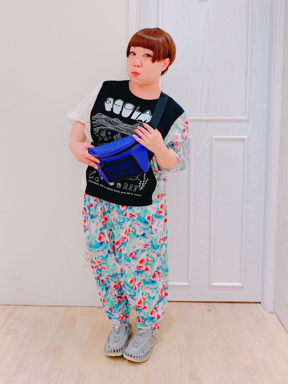 パープル系のボディバッグ/ウエストポーチ、ブラック系のTシャツ/カットソー、グリーン系のその他パンツを着用したレディースの夏コーディネートの1枚目の写真