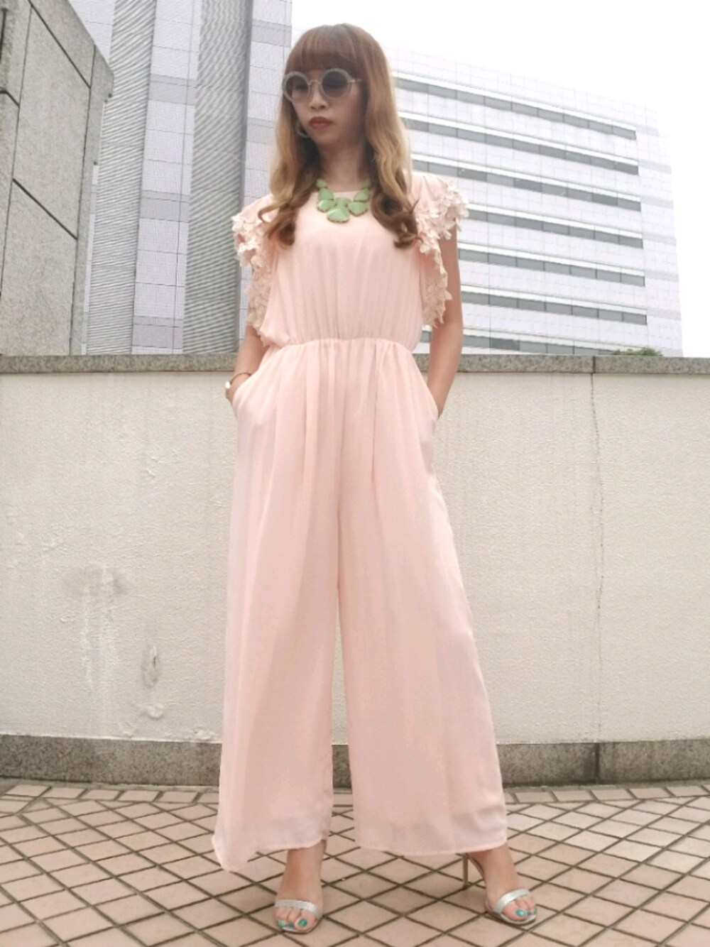 「夏コーデ、パンツスタイル、オトナ女子、ノースリーブ、オールインワン、ピンヒール、ピンクコーデ」｜「MERCURYDUOのアイテム（つなぎ/オールインワン、ピンク系）」を使った、olivia_7891xさん（レディース・162cm）の夏コーディネートの1枚目の写真