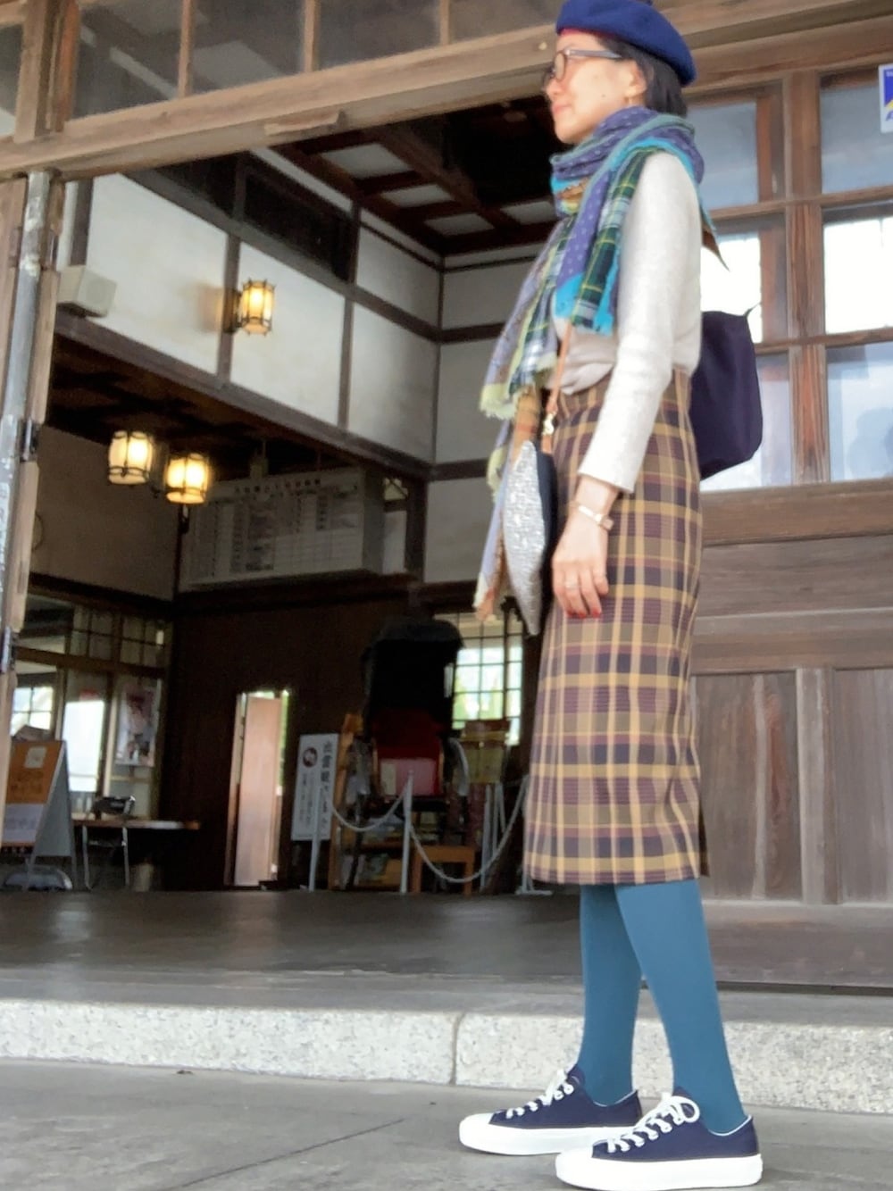 「旅コーデ、チェックスカート、ベレー帽×メガネ、秋服、スニーカーコーデ、カラータイツ」｜「Lola HATSのアイテム（ハンチング/ベレー帽、ブルー系）」を使った、おけいはんさん（レディース・164cm）の秋コーディネートの1枚目の写真