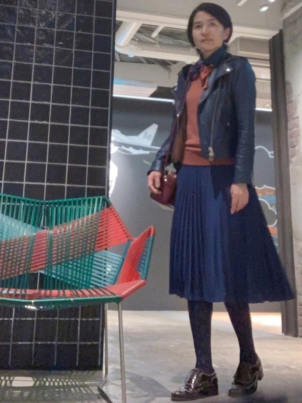 「ライダースコーデ、甘辛コーデ、ライブハウスコーデ、秋冬コーデ、プリーツスカート、柄タイツ、ブルーコーデ」｜「GIANNI NOTAROの【GIANNI NOTARO/ジャンニ ノタロー】バンブーミニショルダーバッグ（ショルダーバッグ、レッド系）」を使った、おけいはんさん（レディース・164cm）の秋コーディネートの1枚目の写真