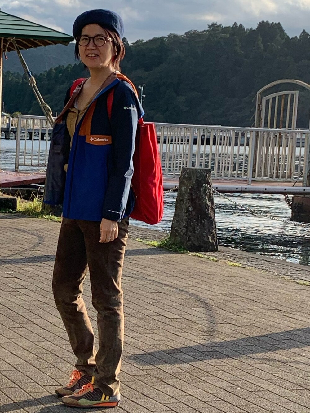「秋コーデ、秋散歩、秋旅行、ブラウンコーデ、パトリック、コロンビア(Columbia)、ベレー帽」｜「COETのアイテム（バックパック/リュック、レッド系）」を使った、おけいはんさん（レディース・164cm）の秋コーディネートの1枚目の写真
