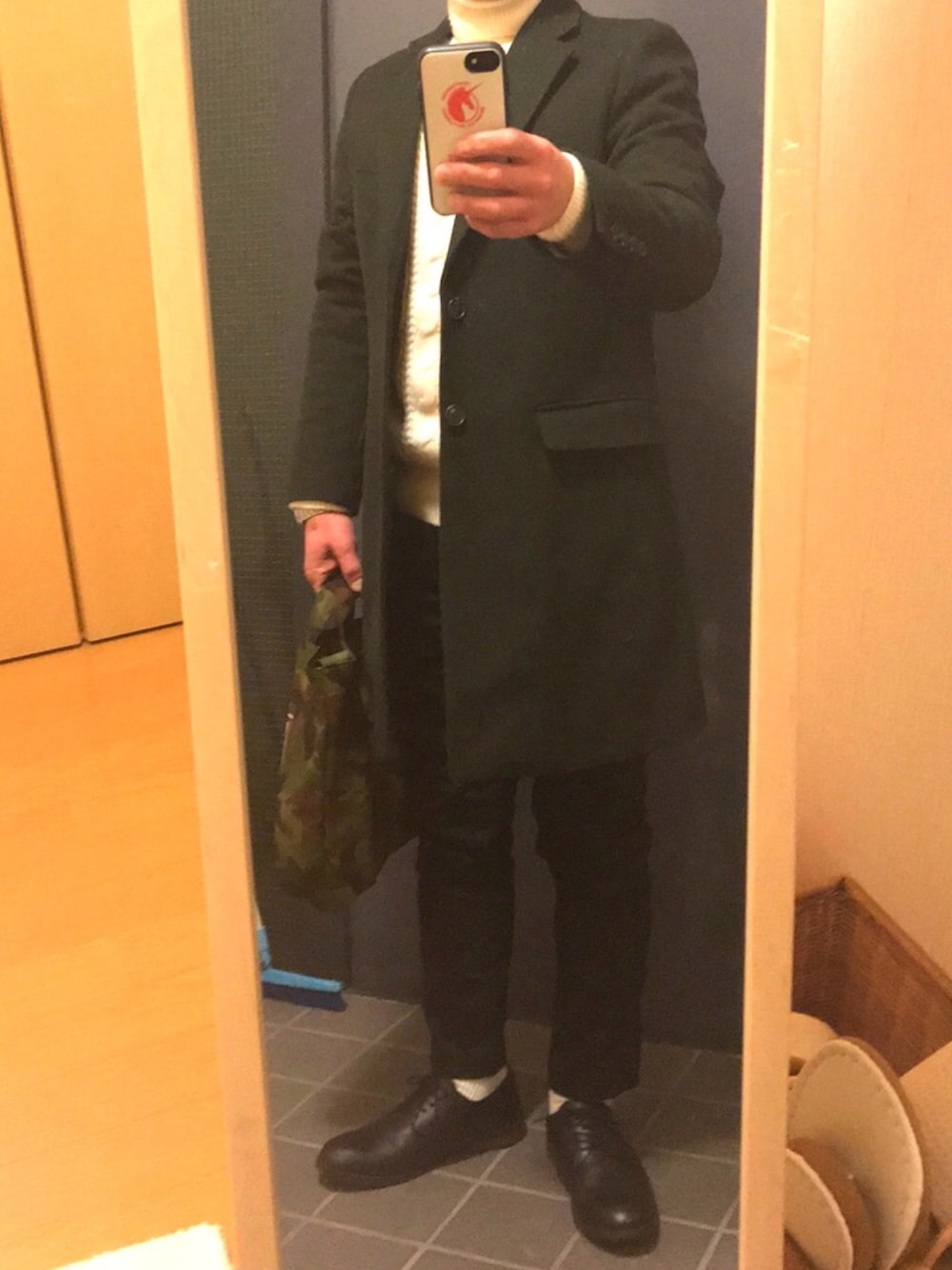 「あけましておめでとうございます！、休日スタイル、今日のオッサン、チェスターコート、テーパードパンツ、シンプルコーデ」｜「BEAMSのBEAMS / ストレッチテーパードチノ/（その他パンツ、ブラック系）」を使った、クリフジさん（メンズ・163cm）の冬コーディネートの1枚目の写真