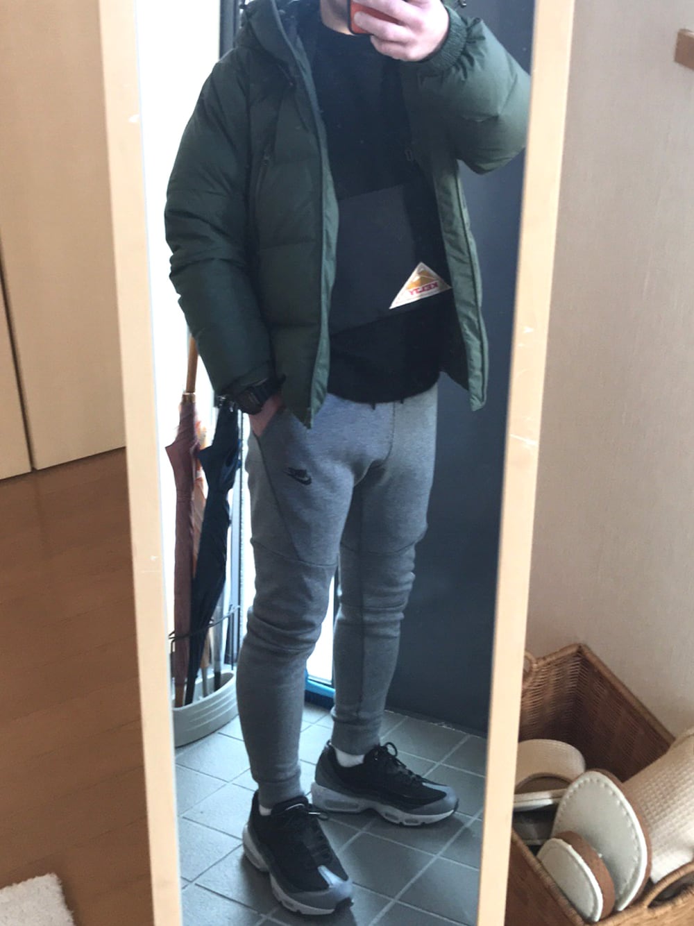 「休日スタイル、今日のオッサン、冬コーデ、オトナカジュアル、ナイキエアマックス、ダウンジャケット、サコッシュ」｜「BEAMS LIGHTSのBEAMS LIGHTS / 止水ジップ フード ダウンジャケット（ダウンジャケット/コート、グリーン系）」を使った、クリフジさん（メンズ・163cm）の冬コーディネートの1枚目の写真