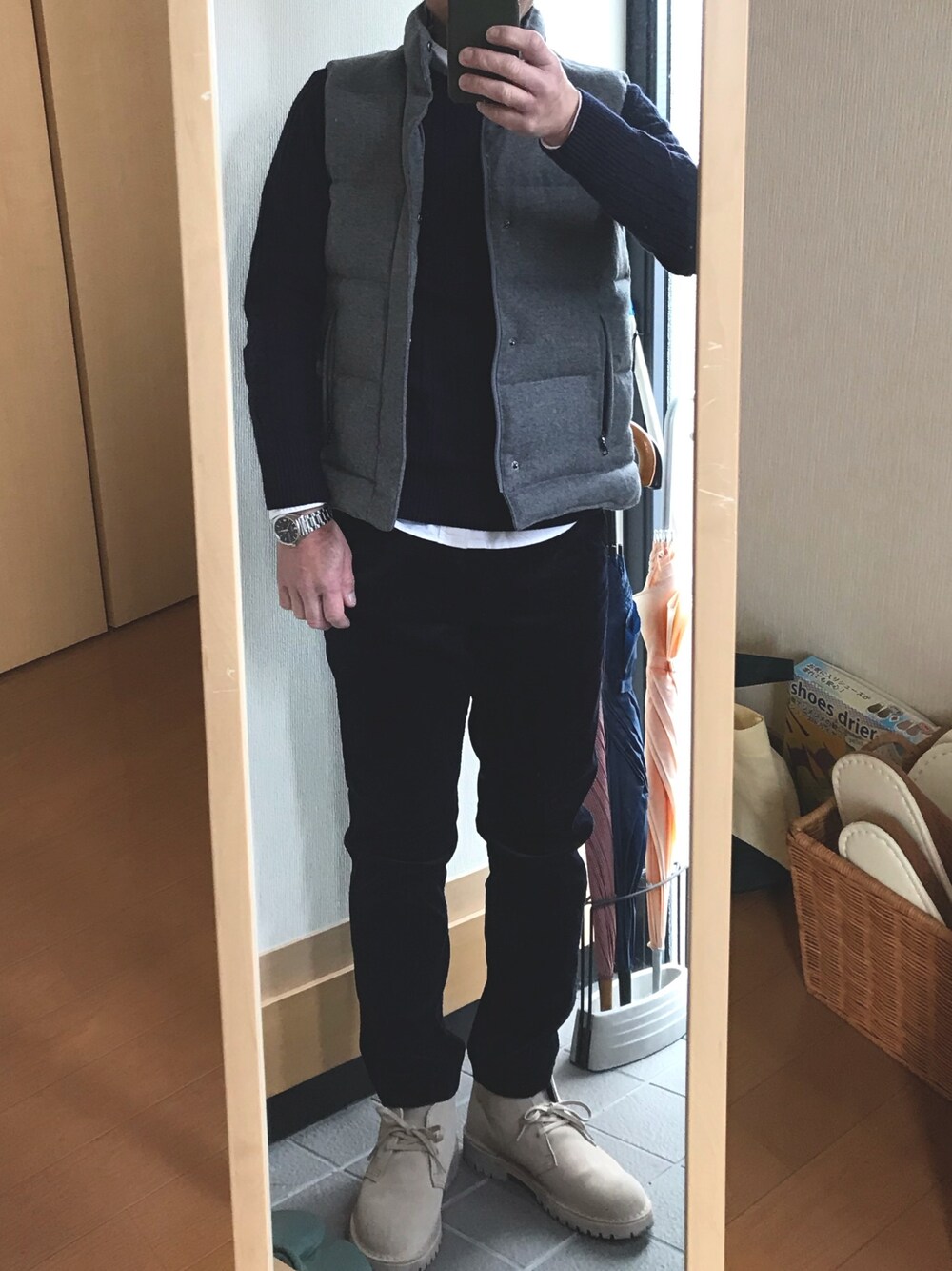 「休日スタイル、今日のオッサン、シンプルコーデ、クラークス、コーデュロイパンツ、ダウンベスト」｜「BEAMSのBEAMS / ストレッチ テーパード コーデュロイ パンツ（その他パンツ、ブルー系）」を使った、クリフジさん（メンズ・163cm）の春コーディネートの1枚目の写真