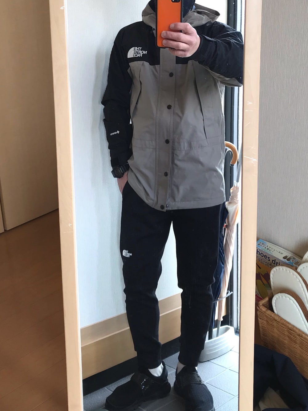 「休日スタイル、今日のオッサン、THE NORTH FACE、マウンテンライトジャケット、スウエットパンツ、ジョガーパンツ、ナイキソックダート」｜「THE NORTH FACEのTHE NORTH FACE/ザ・ノース・フェイス　Mountain Light Jacket/マウンテンライトジャケット（マウンテンパーカー、グレー系）」を使った、クリフジさん（メンズ・163cm）の春コーディネートの1枚目の写真