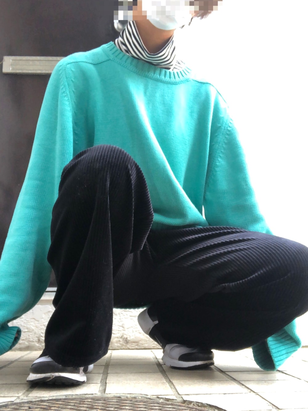 「ゆるコーデ、ベロアパンツ、ターコイズブルー、冬コーデ、古着MIX」｜「NIKEのナイキプレストエクストリームGS（スニーカー、ホワイト系）」を使った、Olta.さん（レディース・158cm）の冬コーディネートの1枚目の写真
