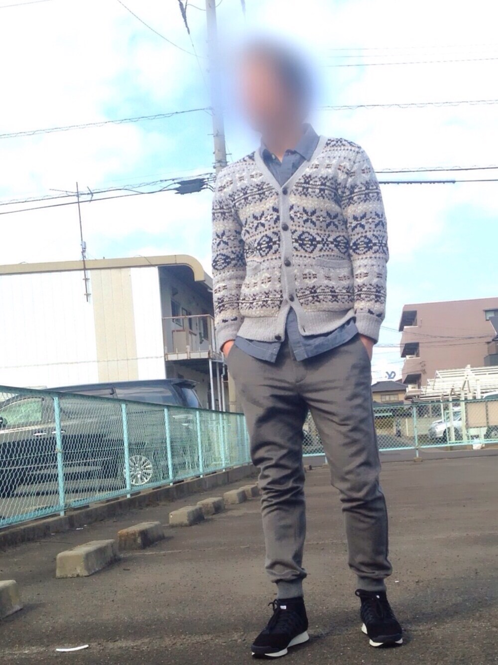 「オトナカジュアル、ワークシャツ、R.NEWBOLD、ニット、j.press、スウェットパンツ、ビームス、SUVSOLE」｜「SUVSOLEのアイテム（シューズ、ブラック系）」を使った、ヨウchanさん（メンズ・173cm）の春コーディネートの1枚目の写真