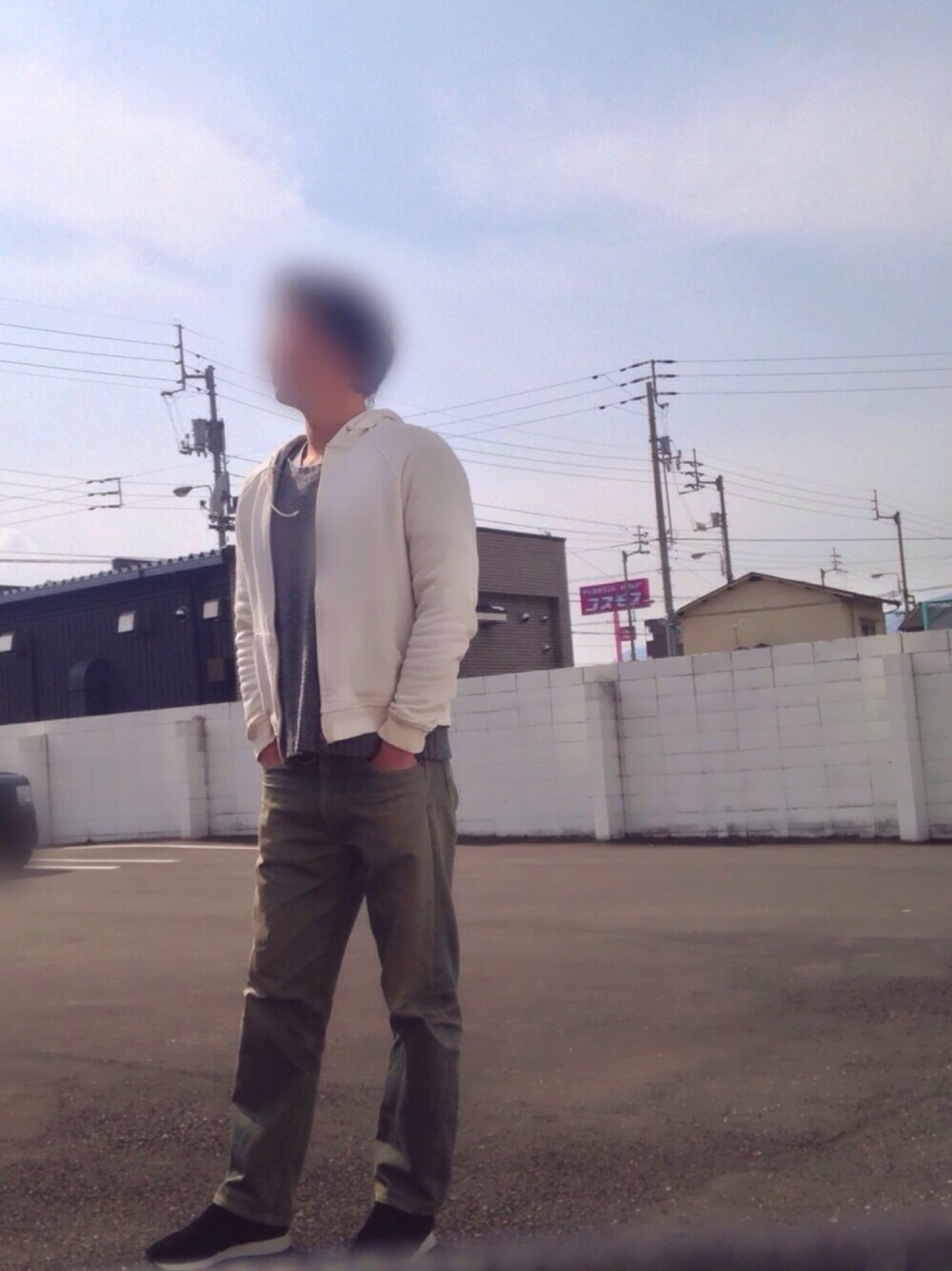「カジュアル、デニム、白パーカー、簡単コーデ、ちょっとそこまで」｜「agreablmantのアイテム（パーカー、ホワイト系）」を使った、ヨウchanさん（メンズ・173cm）の春コーディネートの1枚目の写真