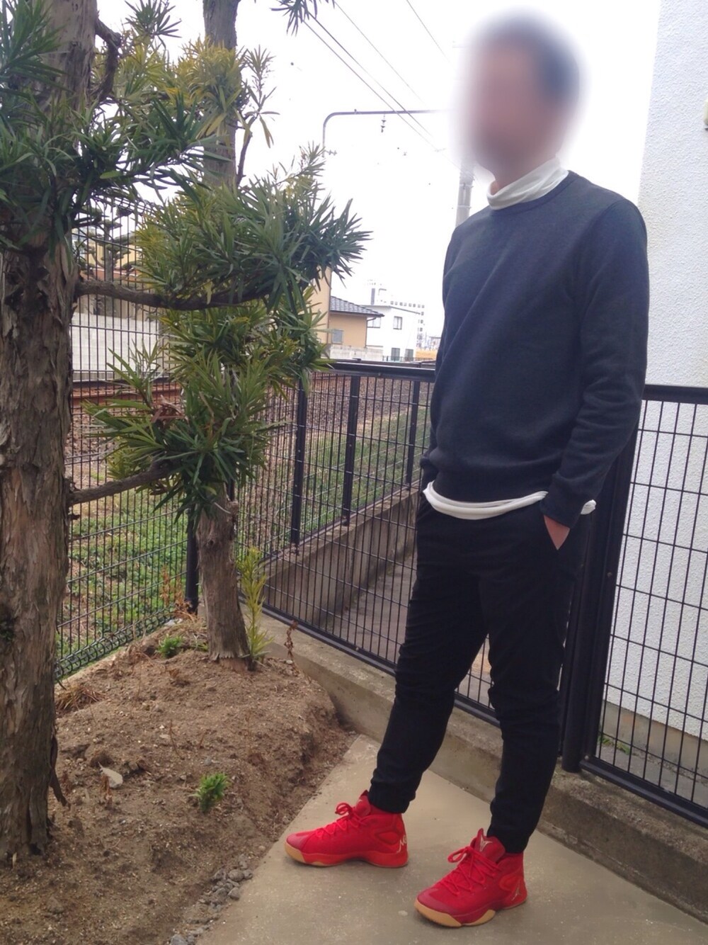 「カジュアル、差し色、Jordan、NIKE、スニーカー」｜「ZIP FIVEのタートルネックロング丈長袖カットソー（Tシャツ/カットソー、ホワイト系）」を使った、ヨウchanさん（メンズ・173cm）の春コーディネートの1枚目の写真