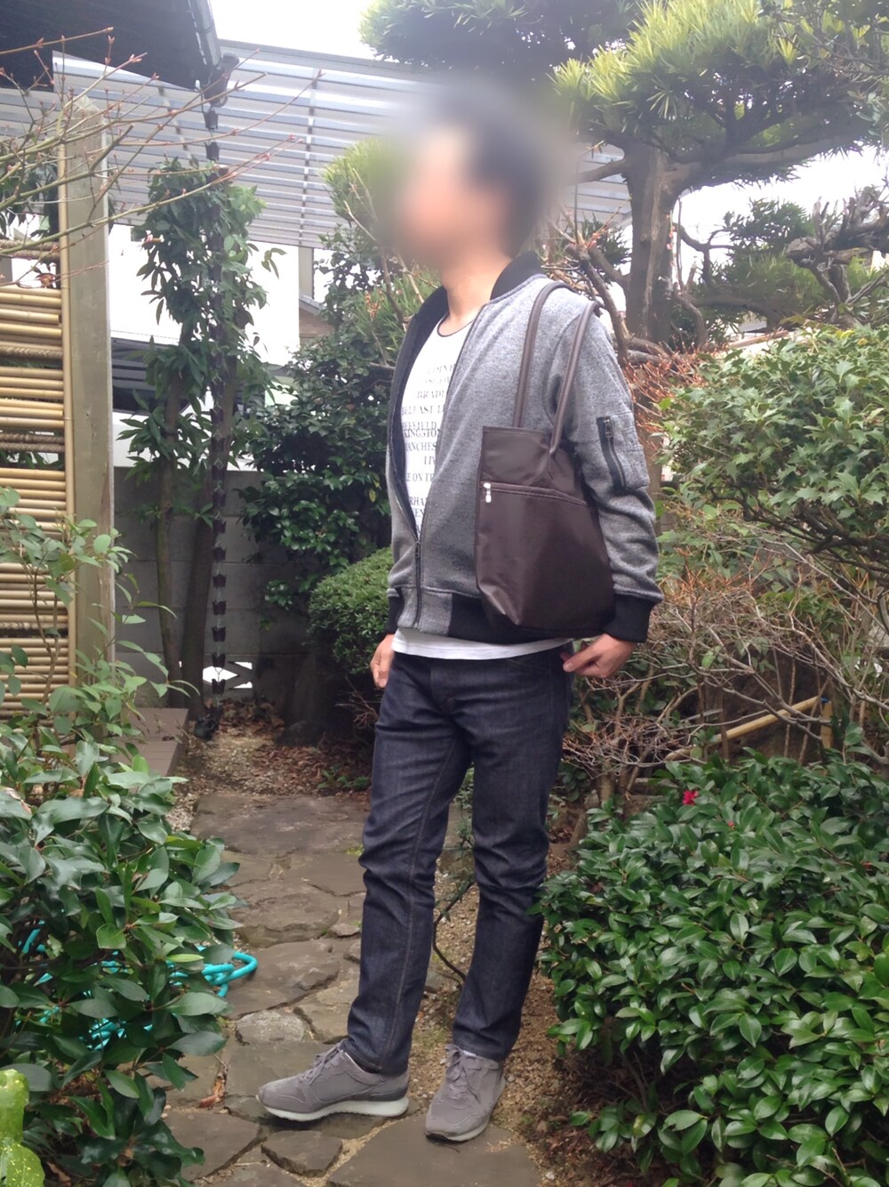 「カジュアル、トートバッグ、付録バッグ、デニムパンツ、SUVSOLE、URBAN RESEARCH」｜「SUVSOLEのアイテム（スニーカー、グレー系）」を使った、ヨウchanさん（メンズ・173cm）の春コーディネートの1枚目の写真