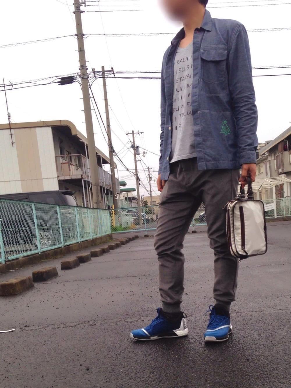 「シンプル、スウェットパンツ、アディダス、青スニーカー、ワークシャツ」｜「R.NEWBOLDのアイテム（シャツ/ブラウス、ブルー系）」を使った、ヨウchanさん（メンズ・173cm）の春コーディネートの1枚目の写真