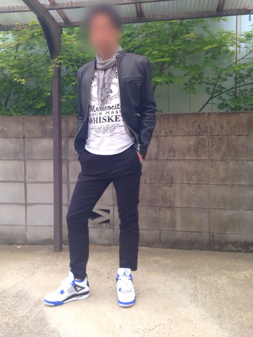 「ライダース、ライダース×タンクトップ、AIR JORDAN、TAKEO KIKUCHI、ストール」｜「TAKEO KIKUCHIの◆シープレザーライダースブルゾン（ライダースジャケット、ブラック系）」を使った、ヨウchanさん（メンズ・173cm）の春コーディネートの1枚目の写真