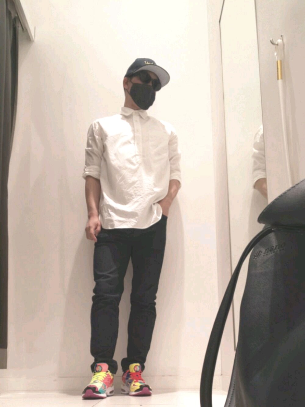 「シンプルコーデ、スニーカー、UNIQLO、NIKE、EDWIN、NIKE AIR MAX、シロシャツ、デニム、シャツスタイル、休日スタイル」｜「NIKEのアイテム（スニーカー、その他）」を使った、ヨウchanさん（メンズ・173cm）の秋コーディネートの1枚目の写真