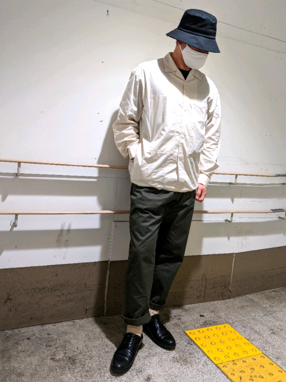 「ユニクロ、UNIQLO、UNIQLO+J、ユニクロコーデ、UNIQLOコーデ、キレイめ、きれいめコーディネート、きれいめカジュアル、おじさん、プチプラ」｜「UNIQLOのアイテム（シャツ/ブラウス、ホワイト系）」を使った、ヨウchanさん（メンズ・173cm）の春コーディネートの1枚目の写真