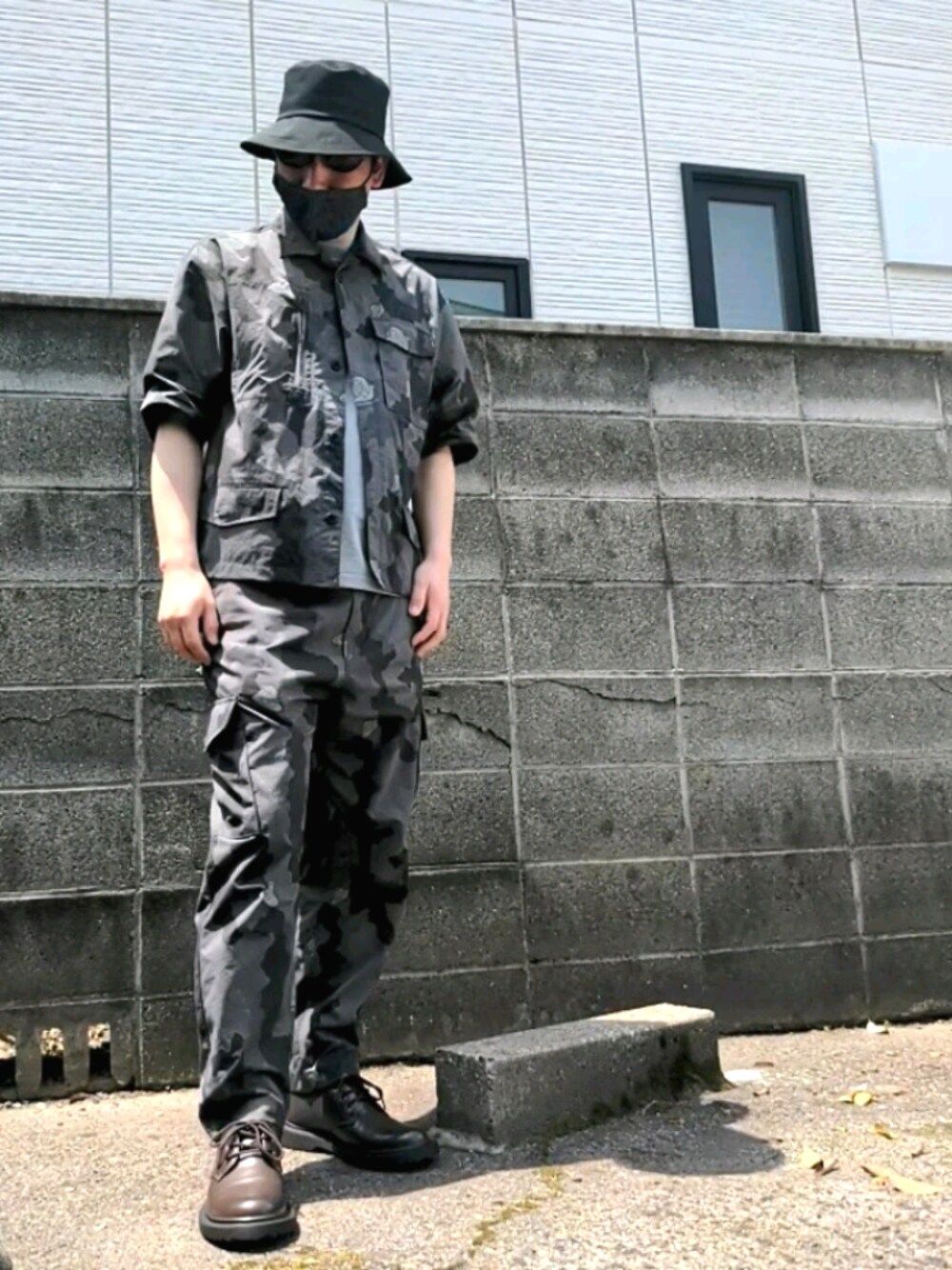 「GU、GUコーデ、gu×undercover、プチプラ、プチプラコーデ、カジュアル、ストリート、カーゴパンツ、カモフラ、セットアップ」｜「GUのアイテム（シャツ/ブラウス、ブラック系）」を使った、ヨウchanさん（メンズ・173cm）の春コーディネートの1枚目の写真