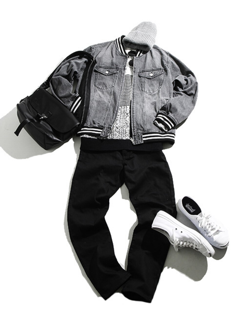 ブラック系のデニムジャケット、ホワイト系のニット/セーター、ブラック系のチノパンツを着用したメンズの冬コーディネートの1枚目の写真