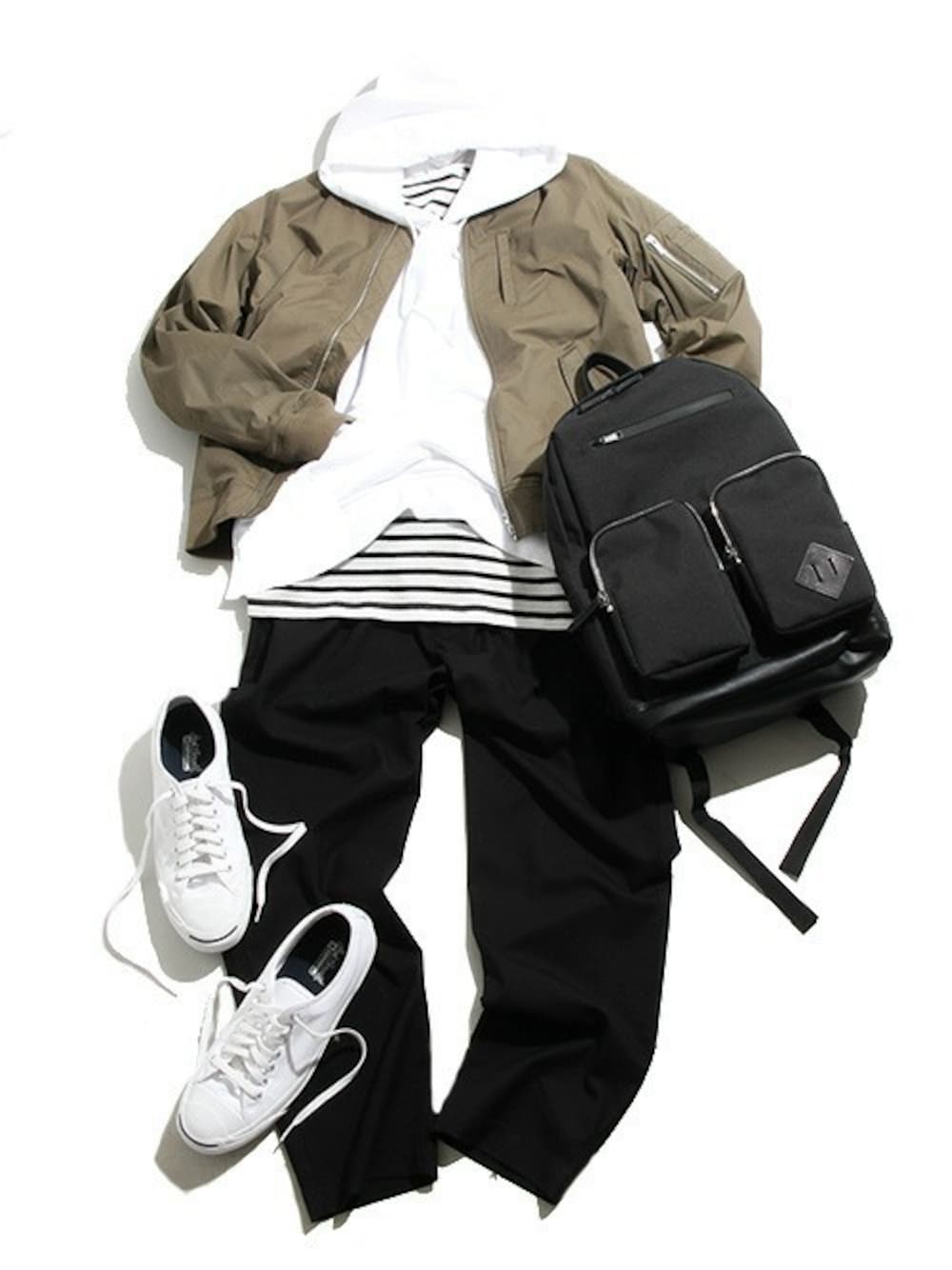 グリーン系のMA-1、ホワイト系のパーカー、ホワイト系のTシャツ/カットソーを着用したメンズの春コーディネートの1枚目の写真