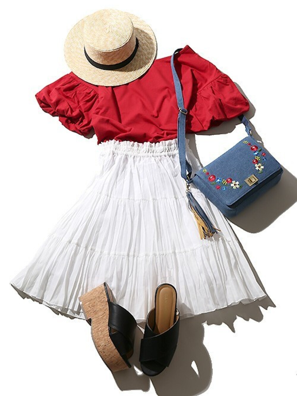 ホワイト系のスカート、ブルー系のショルダーバッグ、ブラック系のサンダルを着用したレディースの夏コーディネートの1枚目の写真