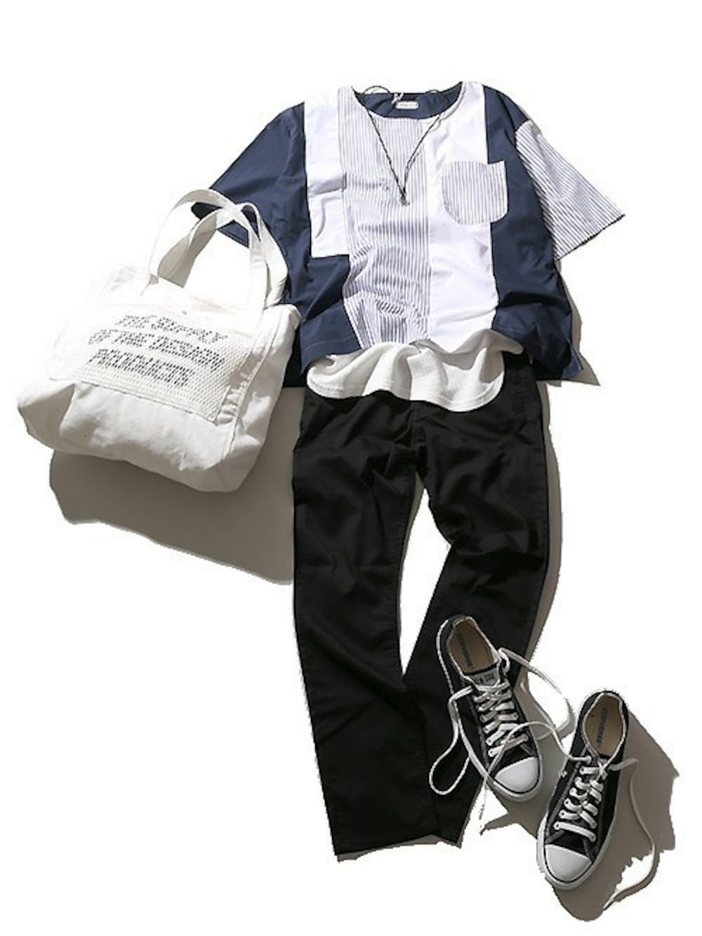 ホワイト系のシャツ/ブラウス、ホワイト系のタンクトップ、ブラック系のチノパンツを着用したメンズの夏コーディネートの1枚目の写真