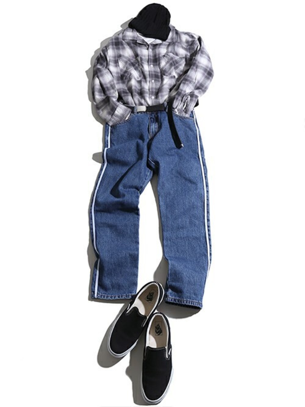 ブラック系のシャツ/ブラウス、ブルー系のデニムパンツ、ブラック系のニットキャップ/ビーニーを着用したメンズの秋コーディネートの1枚目の写真