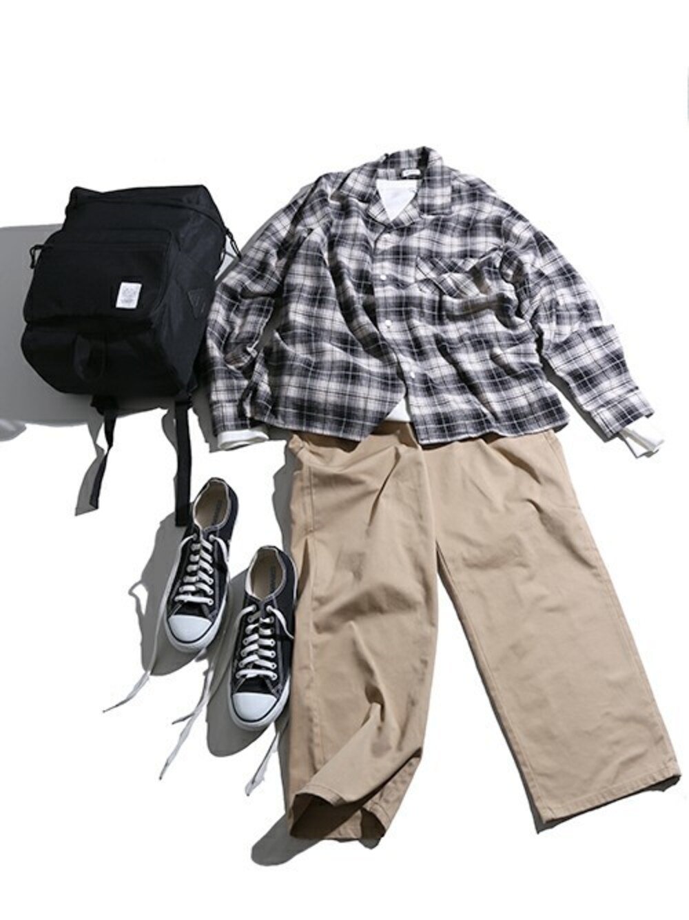 ブラック系のシャツ/ブラウス、ホワイト系のTシャツ/カットソー、ブラック系のバックパック/リュックを着用したメンズの秋コーディネートの1枚目の写真