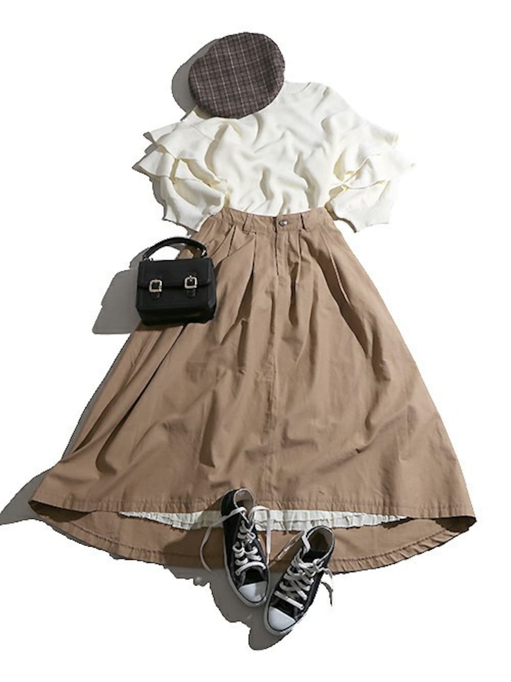 ベージュ系のスカート、ホワイト系のニット/セーター、ブラック系のショルダーバッグを着用したレディースの秋コーディネートの1枚目の写真