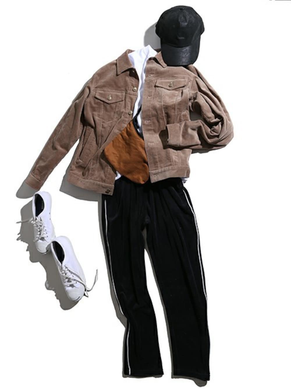 ベージュ系のブルゾン、ホワイト系のスウェット、ブラック系のその他パンツを着用したメンズの秋コーディネートの1枚目の写真