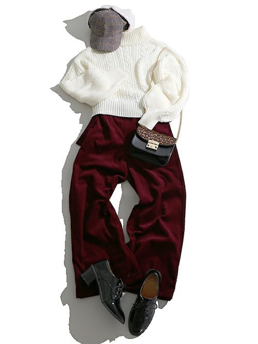 ホワイト系のニット/セーター、レッド系のその他パンツ、ブラック系のドレスシューズを着用したレディースの秋コーディネートの1枚目の写真