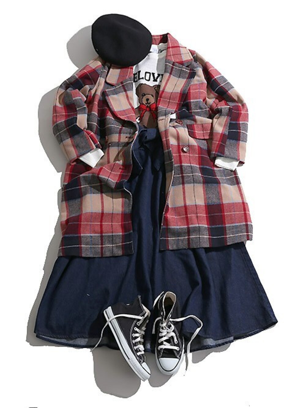 ベージュ系のチェスターコート、ホワイト系のニット/セーター、ブルー系のデニムスカートを着用したレディースの冬コーディネートの1枚目の写真