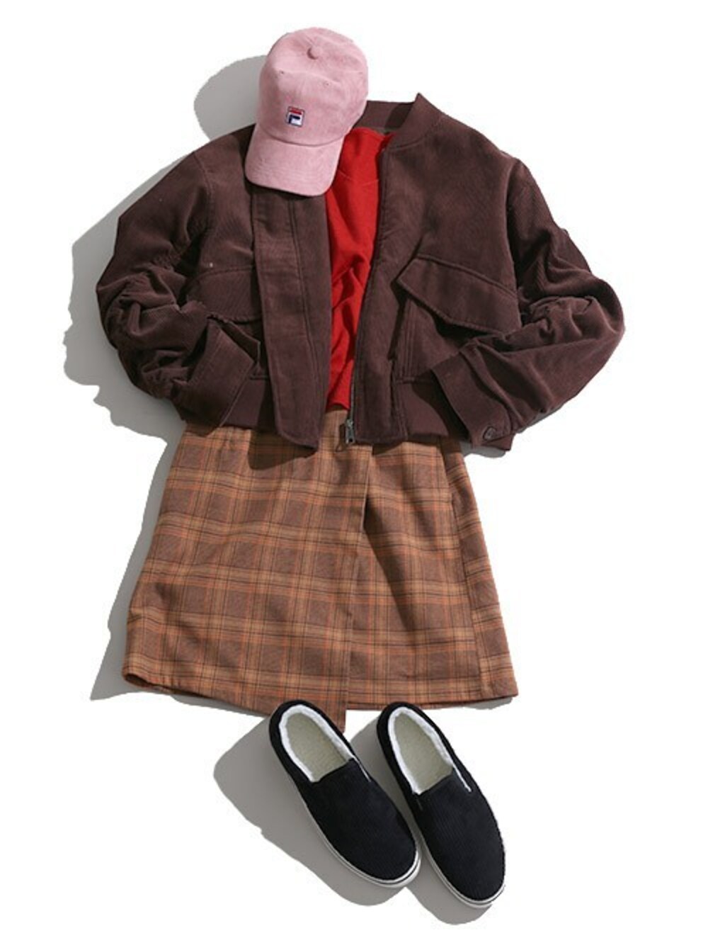 ブラウン系のブルゾン、レッド系のニット/セーター、ブラウン系のスカートを着用したレディースの冬コーディネートの1枚目の写真