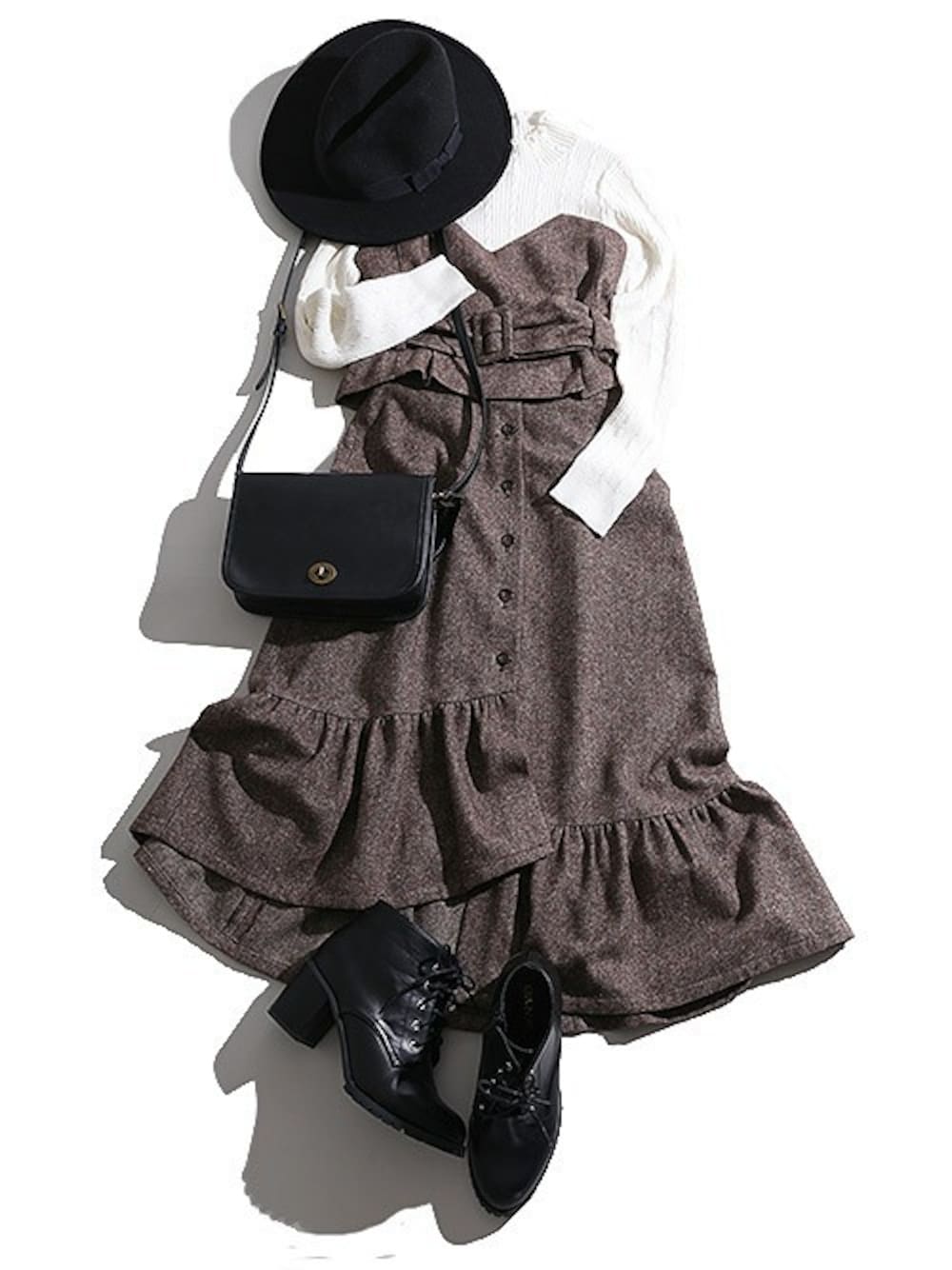 ブラック系のブーツ、ブラウン系のキャミソール、ホワイト系のTシャツ/カットソーを着用したレディースの冬コーディネートの1枚目の写真