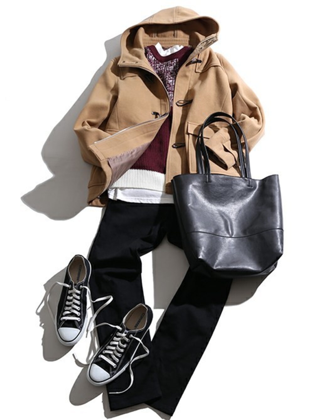 イエロー系のダッフルコート、レッド系のニット/セーター、ホワイト系のTシャツ/カットソーを着用したメンズの冬コーディネートの1枚目の写真