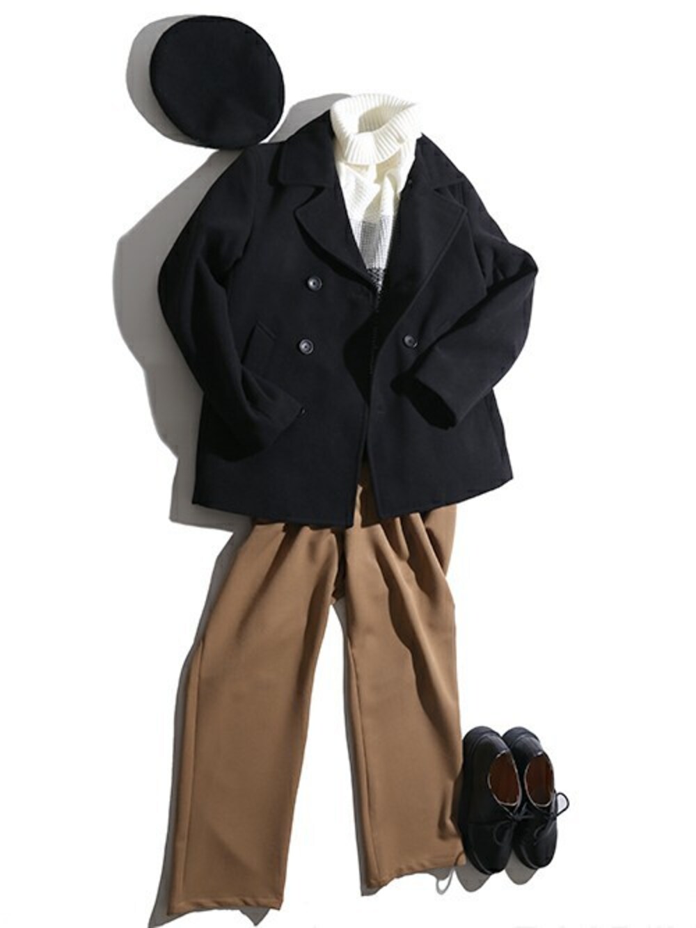 イエロー系のスラックス、ホワイト系のニット/セーター、ブラック系のピーコートを着用したメンズの冬コーディネートの1枚目の写真