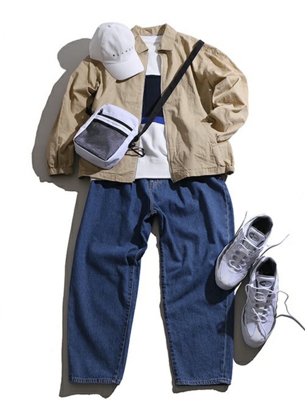 ベージュ系のブルゾン、ホワイト系のスウェット、ブルー系のデニムパンツを着用したメンズの春コーディネートの1枚目の写真