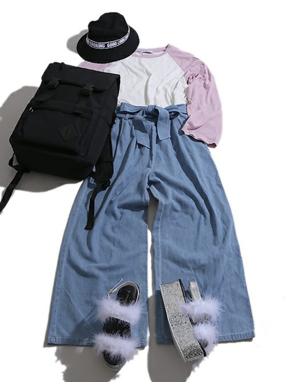 ピンク系のTシャツ/カットソー、ホワイト系のサンダル、ブラック系のハットを着用したレディースの春コーディネートの1枚目の写真