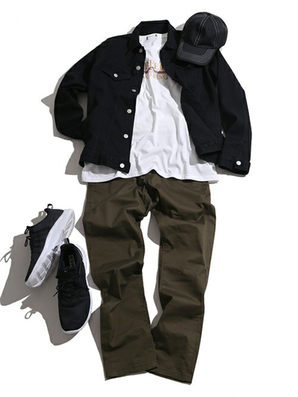 ブラック系のデニムジャケット、ホワイト系のTシャツ/カットソー、ブラック系のキャップを着用したメンズの春コーディネートの1枚目の写真