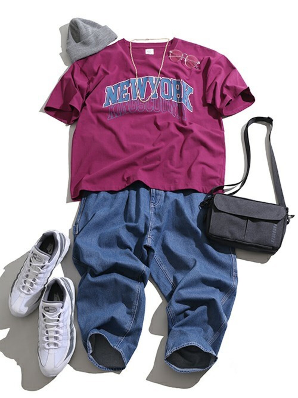 レッド系のTシャツ/カットソー、ブルー系のデニムパンツ、グレー系のショルダーバッグを着用したメンズの夏コーディネートの1枚目の写真