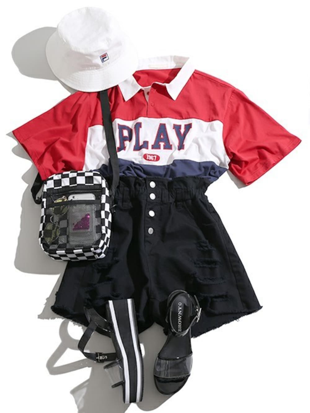 レッド系のTシャツ/カットソー、ブラック系のデニムパンツ、その他のショルダーバッグを着用したレディースの夏コーディネートの1枚目の写真