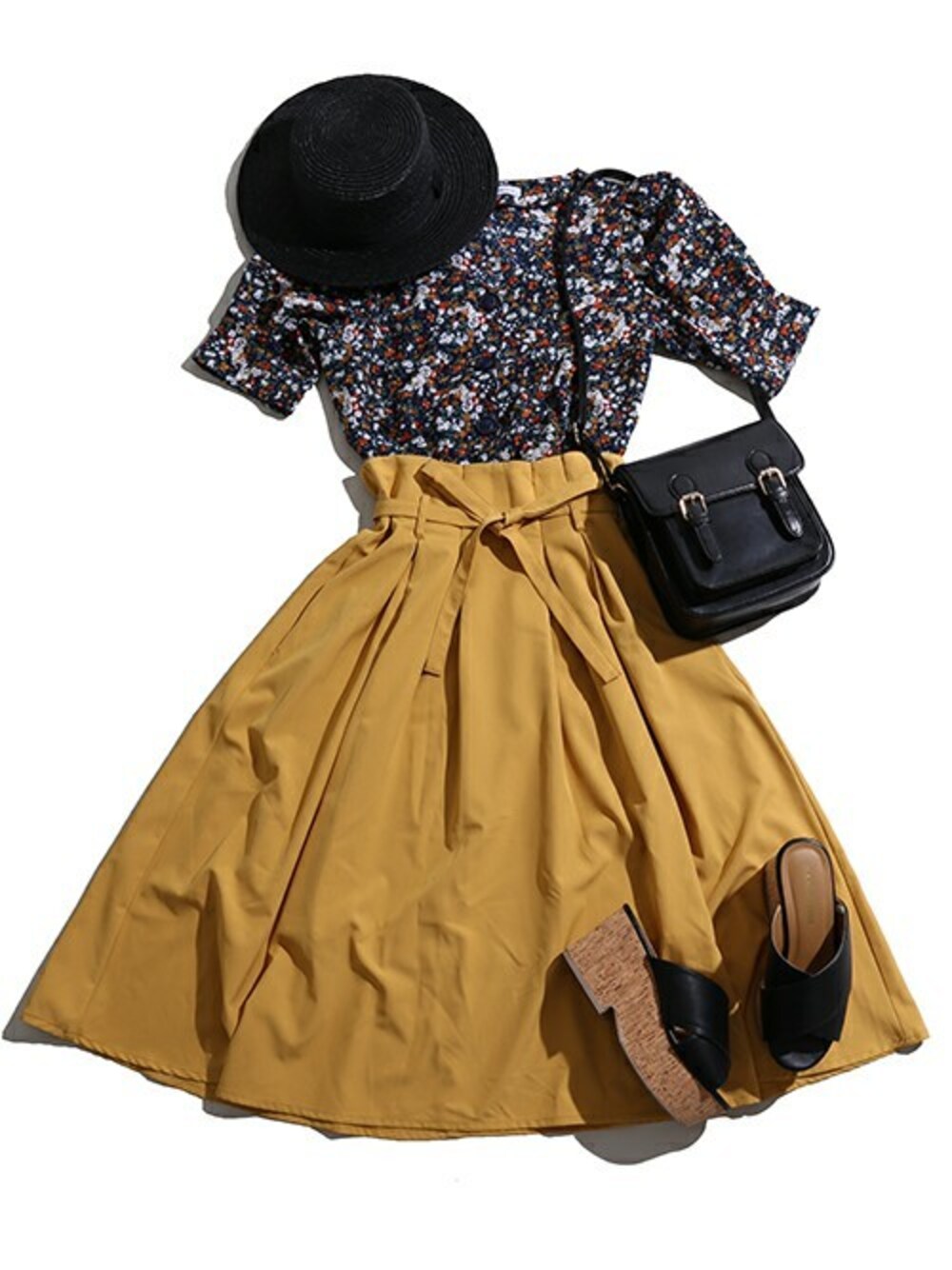 ブルー系のシャツ/ブラウス、イエロー系のスカート、ブラック系のハットを着用したレディースの夏コーディネートの1枚目の写真