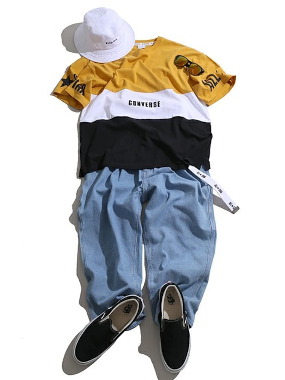 イエロー系のTシャツ/カットソー、ホワイト系のハット、ホワイト系のベルトを着用したメンズの夏コーディネートの1枚目の写真