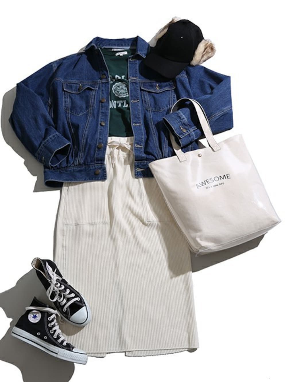 グリーン系のTシャツ/カットソー、ホワイト系のスカート、ブルー系のデニムジャケットを着用したレディースの秋コーディネートの1枚目の写真