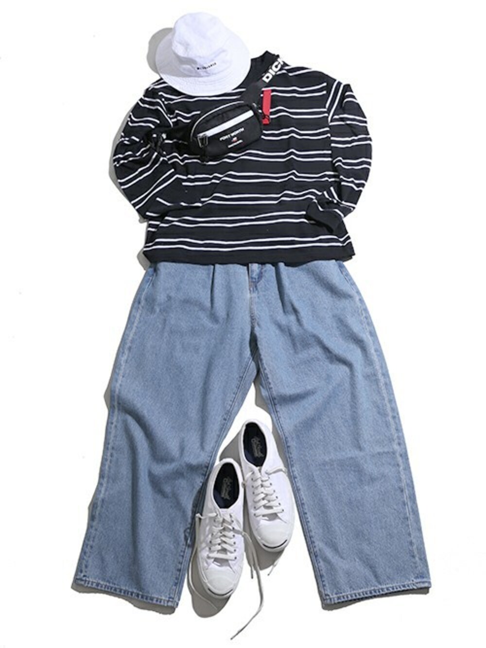 ブラック系のTシャツ/カットソー、ブルー系のデニムパンツ、ブラック系のボディバッグ/ウエストポーチを着用したメンズの秋コーディネートの1枚目の写真