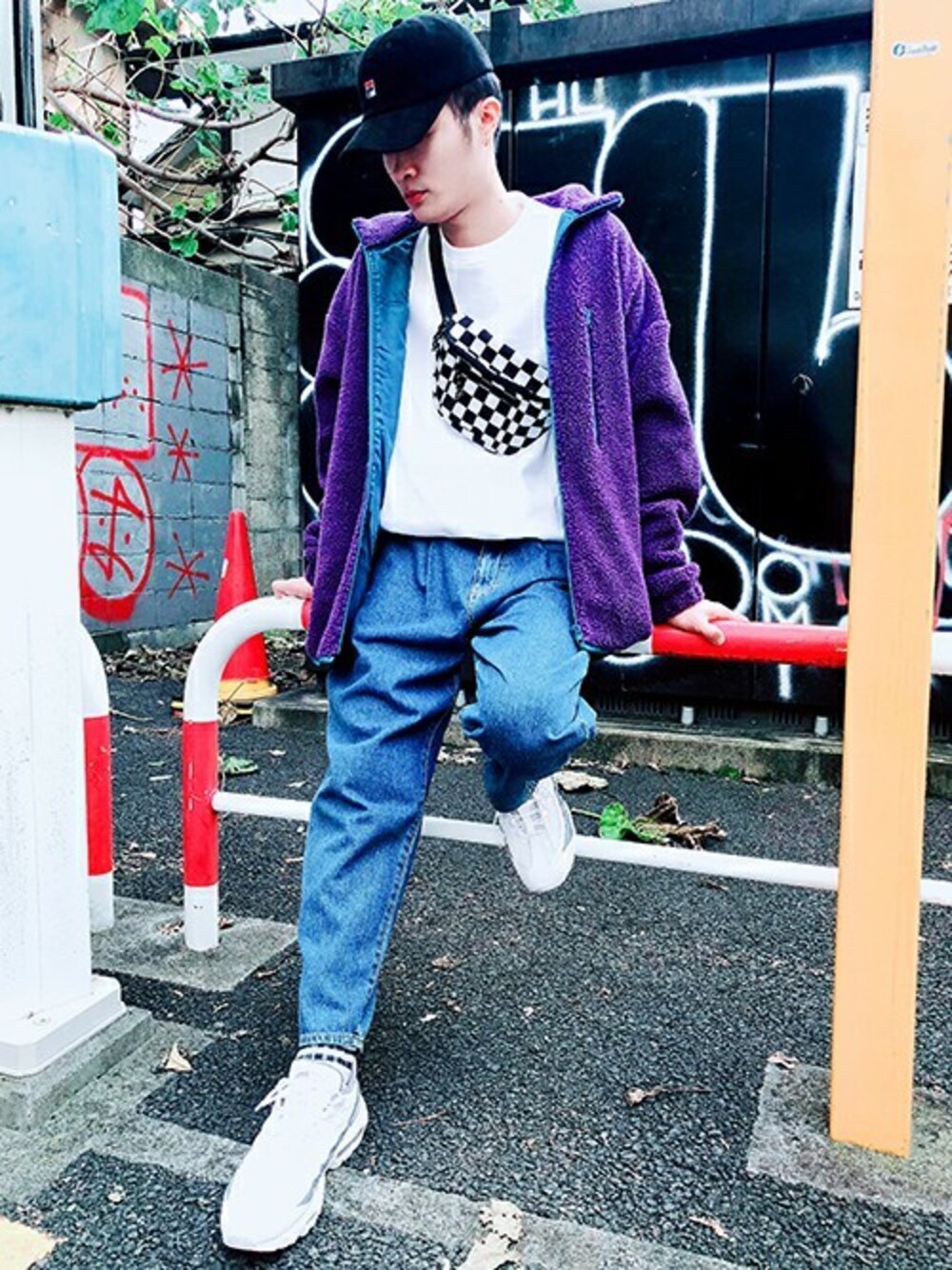 パープル系のブルゾン、ホワイト系のスウェット、ブルー系のデニムパンツを着用したメンズの秋コーディネートの1枚目の写真