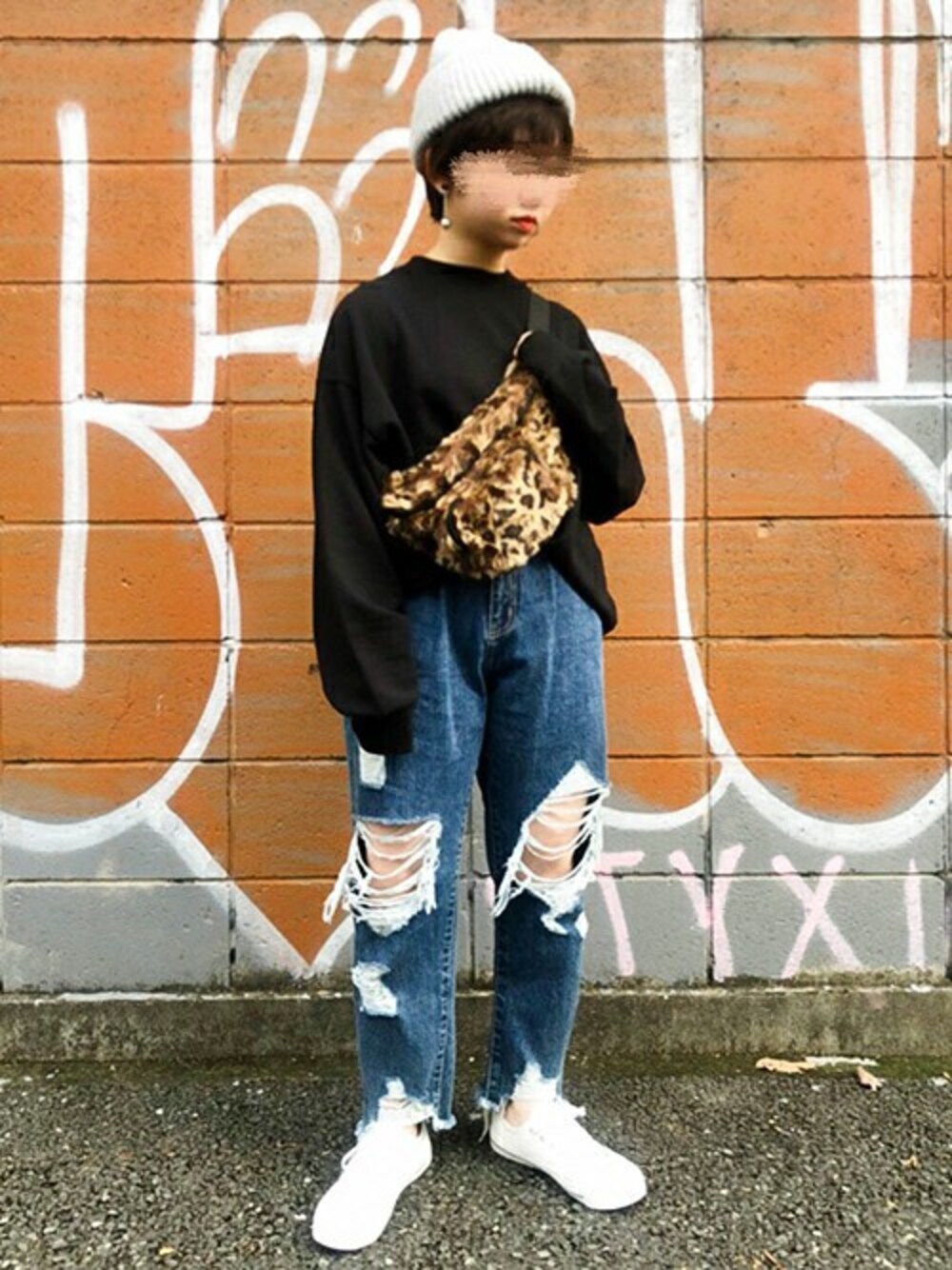 「スウェット、スニーカー、デニム、カジュアル、レオパード、冬コーデ、デニムパンツ、冬、ダメージデニムパンツ、カジュアルコーデ」｜「WEGOのWEGO/アニマル柄ウエストバッグ（ボディバッグ/ウエストポーチ、ブラウン系）」を使った、WEGOさん（レディース・152cm）の秋コーディネートの1枚目の写真
