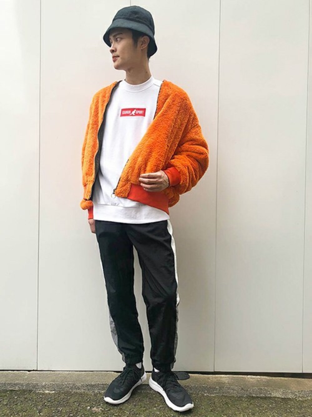 オレンジ系のMA-1、ホワイト系のスウェット、グレー系のその他パンツを着用したメンズの秋コーディネートの1枚目の写真