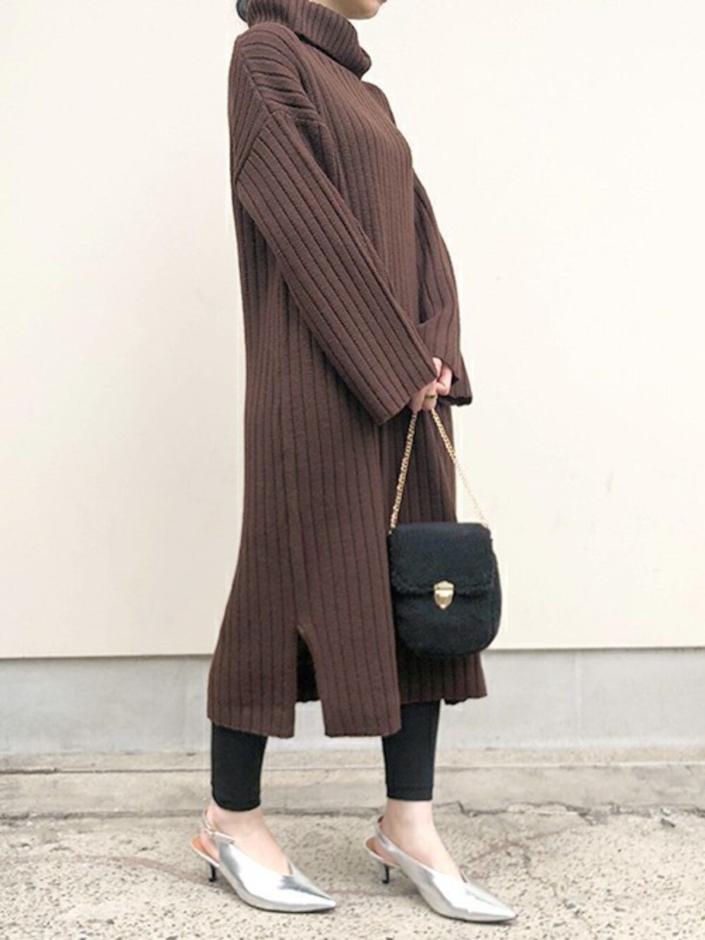 ブラウン系のワンピース、ブラック系のショルダーバッグを着用したレディースの秋コーディネートの1枚目の写真