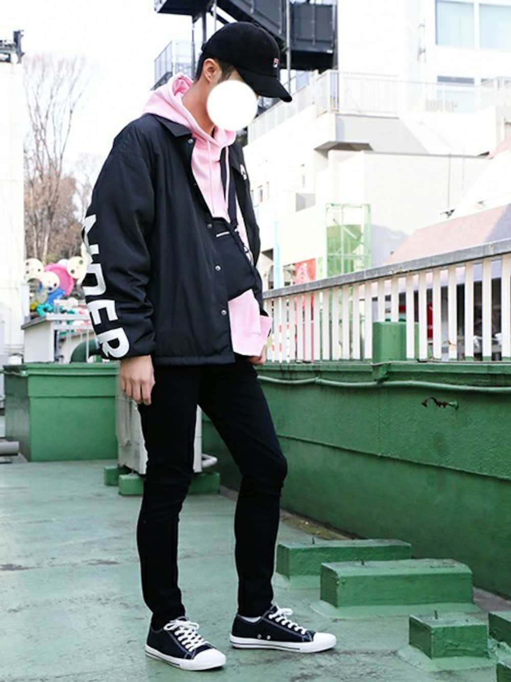 ブラック系のブルゾン、ピンク系のパーカー、ブラック系のその他パンツを着用したメンズの冬コーディネートの1枚目の写真