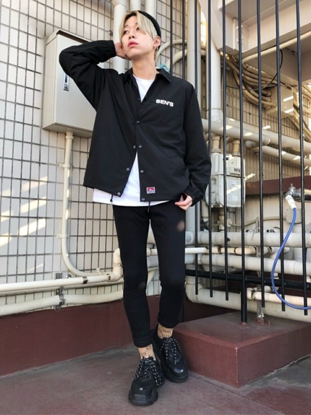 「WEGO、スキニーパンツ、冬コーデ、ロンT、コーチジャケット、BEN DAVIS、おでかけ、もてコーデ、カンゴール、年末WEAR感謝祭」｜「BEN DAVISのWEGO/BEN DAVISロゴコーチジャケット（ブルゾン、ブラック系）」を使った、WEGOさん（メンズ・178cm）の冬コーディネートの1枚目の写真
